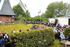 Freiluftgottesdienst vor der Krokauer Mühle.