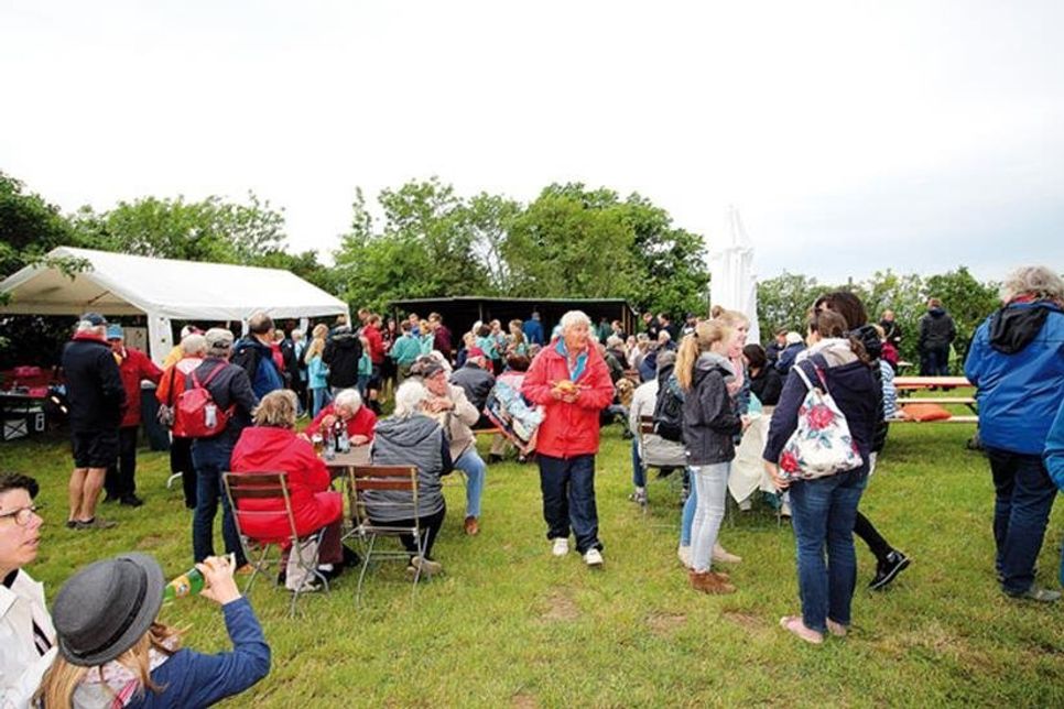 Erfrischungen, sowie Kuchen und Wurst auf der Mühlenwiese.