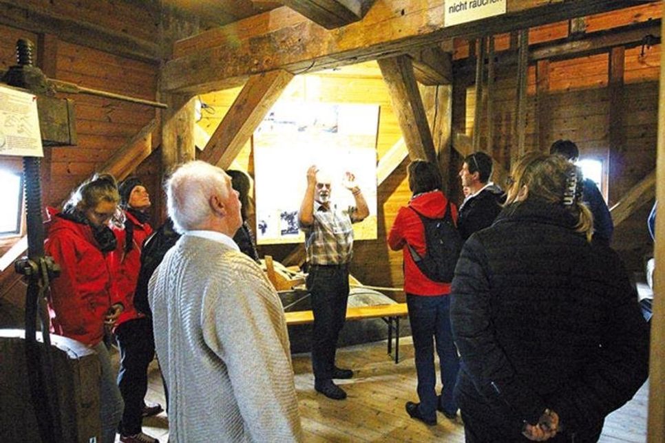 Vereinsmitglied Heinz Wichmann erklärt die Abläufe in der Mühle und das Mahlwerk.