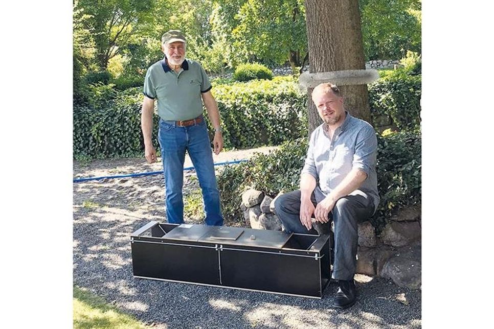 Bad Schwartaus Stadtjäger Wolfgang Scharf (li.) und Hegeringsleiter Tim Techau mit einer Kastenfalle. Wie diese und andere Mittel wirkungsvoll auf eigenem Grund und Boden zum Einsatz kommen, vermitteln sie in einem Fangjagdseminar.