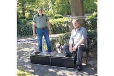 Bad Schwartaus Stadtjäger Wolfgang Scharf (li.) und Hegeringsleiter Tim Techau mit einer Kastenfalle. Wie diese und andere Mittel wirkungsvoll auf eigenem Grund und Boden zum Einsatz kommen, vermitteln sie in einem Fangjagdseminar.