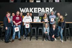 Anna-Maria Borghoff, Sonja Fattmann (Frank Borghoff- Stiftung), Jonathan Grünitz (Knust Braumanufaktur), Ralf Borghoff (Frank Borghoff- Stiftung), Max Molter, Christopher Ludewig (Wakepark Fehmarn), Julia Ehlert (NABU Wasservogelreservat Wallnau), Andreas Dose (RSV Landkirchen), Torben Haase, Simone Mischke (Herzkönig Medizintechnik GmbH), knieend von links: Andrea Zorn und Maren Nissen (NABU Wasservogelreservat Wallnau)