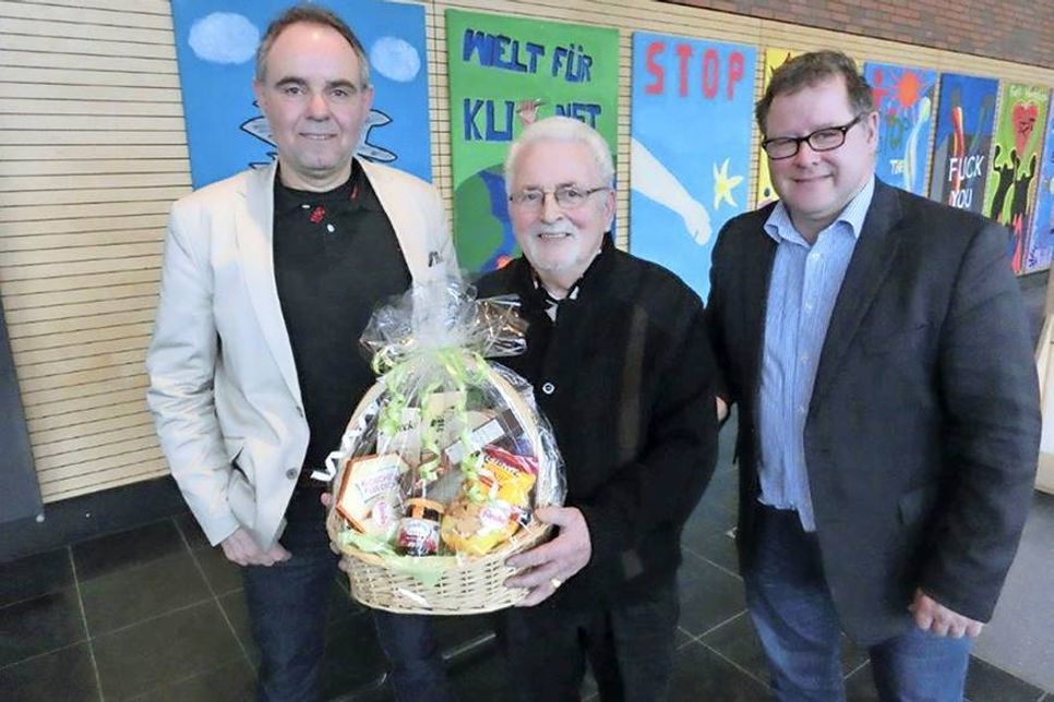 Großes Dankeschön vom Vorsitzenden Andreas Block und seinem Stellvertreter Udo Brechtel für Ehrenmitglied Claus Walter. (Foto: Danzeglocke)