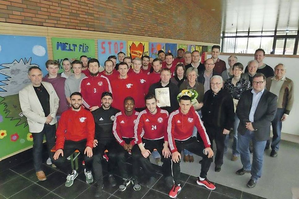 Gute Stimmung herrschte bei der großen Ehrungsveranstaltung des NTSV Strand 08, hier mit allen Geehrten. (Foto: Danzeglocke)