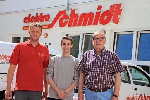 Ulrich Schmidt mit Praktikant Alejandro Pino Diez und Stefan Hagen (Abteilungsleiter Sicherheitstechnik) (v. re.).