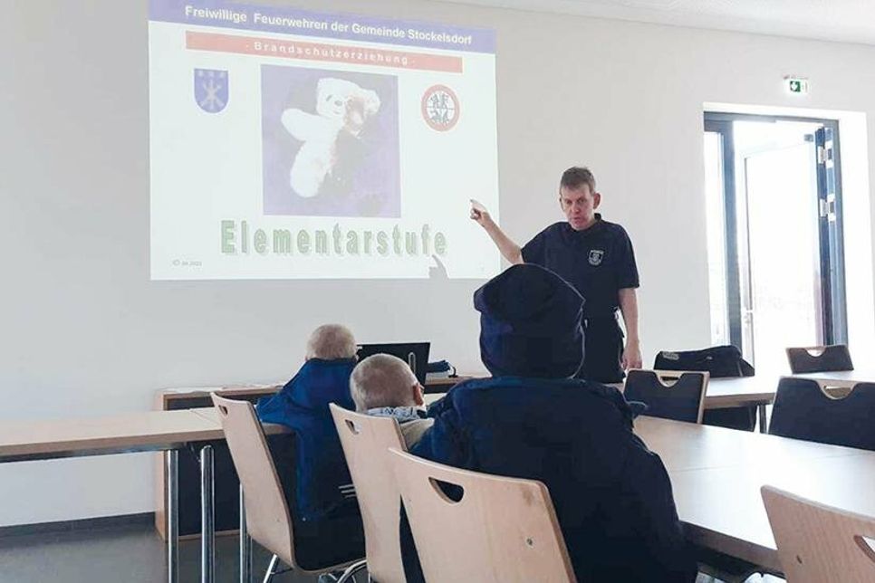 Marcus Fischer, Beauftragter für Brandschutzerziehung der Stockelsdorfer Wehren, ist „Dozent“ der ersten Kinder-Uni.