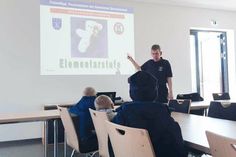 Marcus Fischer, Beauftragter für Brandschutzerziehung der Stockelsdorfer Wehren, ist „Dozent“ der ersten Kinder-Uni.