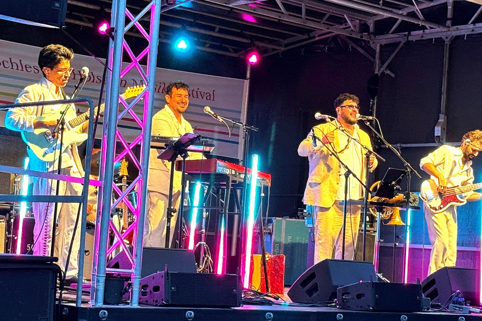 Die Gruppe „Los Pitutos“ gab ein gelungenes Konzert auf der Festivalwiese des Oldenburger Wallmuseums.