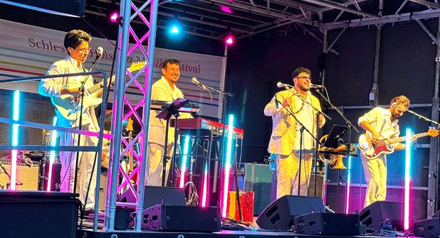 Die Gruppe „Los Pitutos“ gab ein gelungenes Konzert auf der Festivalwiese des Oldenburger Wallmuseums.