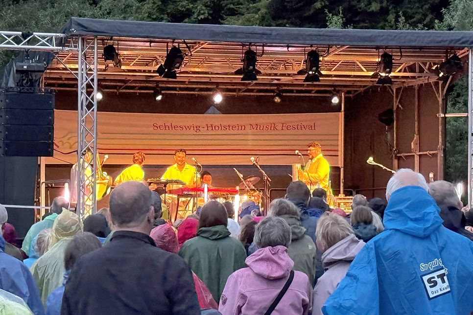 Das nieselige Wetter tat der gut besuchten Veranstaltung keinen Abbruch. Die Besucher tanzten zu abwechslungsreichen, schwungvollen lateinamerikanischen Klängen und feierten die Band.