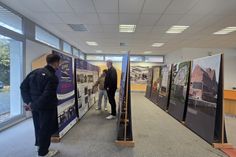 Direkt nach dem Aufbau werfen die Mitarbeiter des Tourismus-Service einen ersten Blick auf die ‘Cap Arcona‘-Ausstellung.