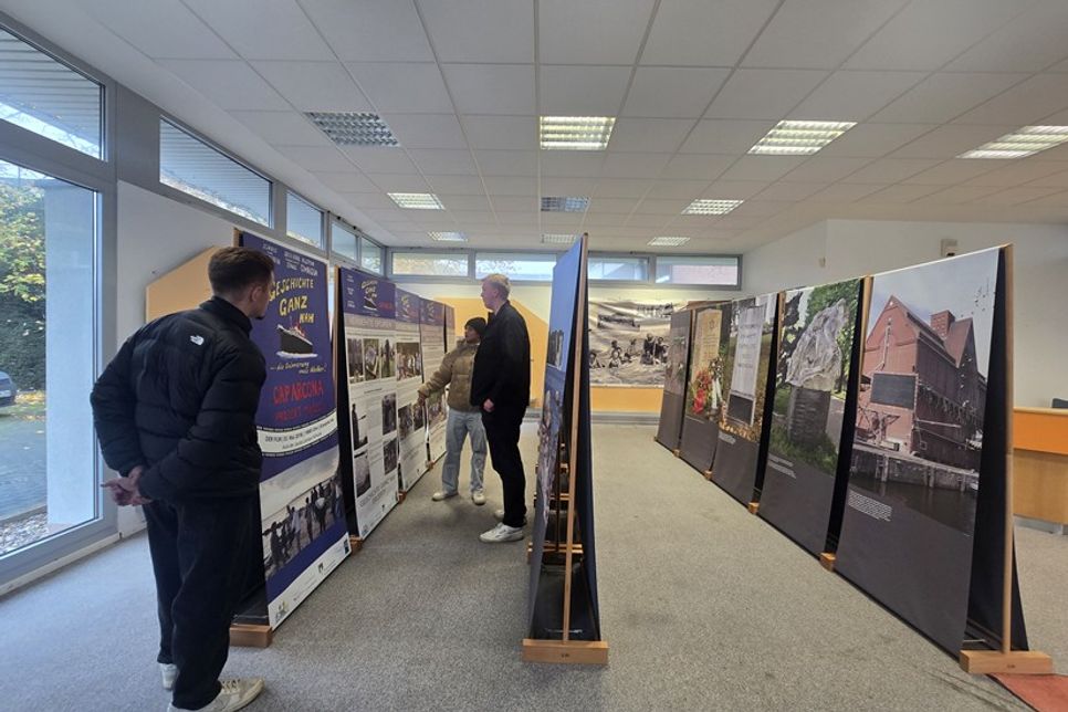 Direkt nach dem Aufbau werfen die Mitarbeiter des Tourismus-Service einen ersten Blick auf die ‘Cap Arcona‘-Ausstellung.