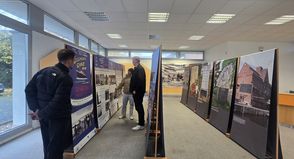 Direkt nach dem Aufbau werfen die Mitarbeiter des Tourismus-Service einen ersten Blick auf die ‘Cap Arcona‘-Ausstellung.