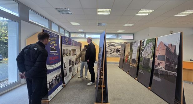 Direkt nach dem Aufbau werfen die Mitarbeiter des Tourismus-Service einen ersten Blick auf die ‘Cap Arcona‘-Ausstellung.