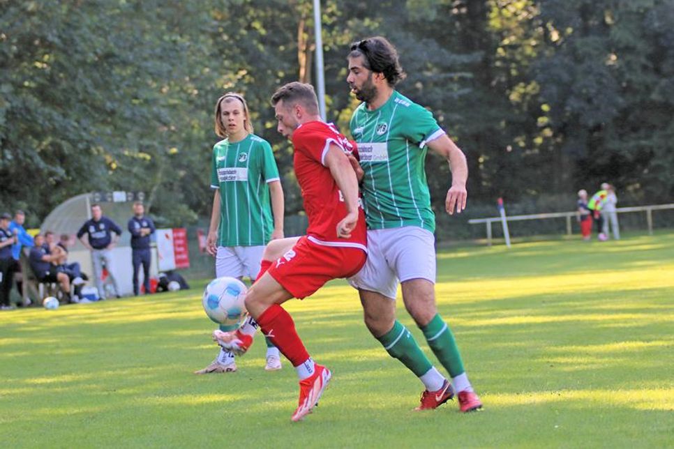 Simon Broszeit (Mitte) setzt geschickt seinen Körper ein, um den Ball abzuschirmen.