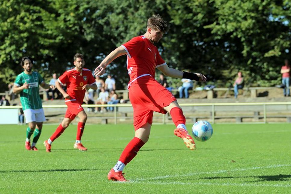 Mit einem gefühlvollen Außenrist-Schuss erzielt Leon Dippert das 1:0 für Eutin 08.