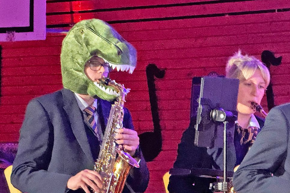 Viele kleine Einlagen, wie hier zu „Jurassic Park“ begeisterten das Publikum beim Frühjahrskonzert.