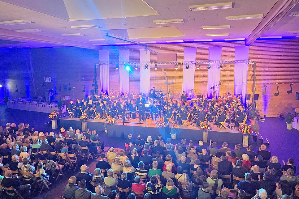 Der musikalische Leiter Jan Philipp Ruge und 71 Musikerinnen und Musiker vom Blasorchester Lensahn begeisterten das Publikum.