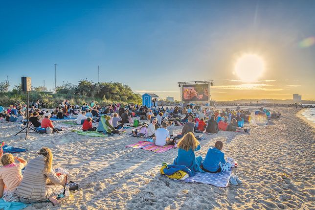 An vier Abenden präsentiert die Timmendorfer Strand Niendorf Tourismus GmbH wieder das StrandKino am Niendorfer Freistrand - inklusive Sonnenuntergang.