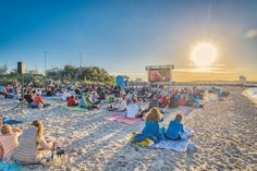 An vier Abenden präsentiert die Timmendorfer Strand Niendorf Tourismus GmbH wieder das StrandKino am Niendorfer Freistrand - inklusive Sonnenuntergang.