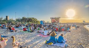 An vier Abenden präsentiert die Timmendorfer Strand Niendorf Tourismus GmbH wieder das StrandKino am Niendorfer Freistrand - inklusive Sonnenuntergang.