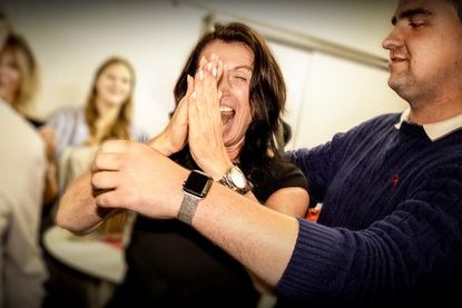 Ein Zeitdokument, als das Endergebnis feststeht: Bettina Schäfer jubelt, rechts neben ihr Sohn Leon.
