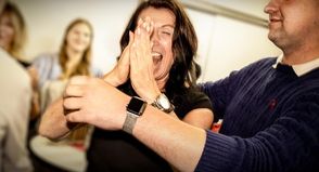 Ein Zeitdokument, als das Endergebnis feststeht: Bettina Schäfer jubelt, rechts neben ihr Sohn Leon.