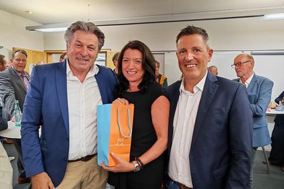 Der Ahrensböker Bürgermeister Andreas Zimmermann (lks., der 2020 in der Stichwahl gegen Bettina Schäfer angetreten ist, und Ratekaus Bürgermeister Thomas Keller (re.) gehörten zu den ersten Gratulanten.