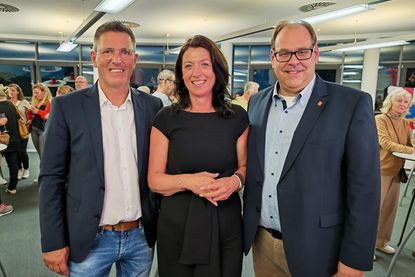 Ratekaus Bürgermeister Thomas Keller (lks.) und Neustadts Bürgermeister Mirko Spieckermann gehörten zu den Ersten, die Bettina Schäfer zum Wahlsieg gratulierten.