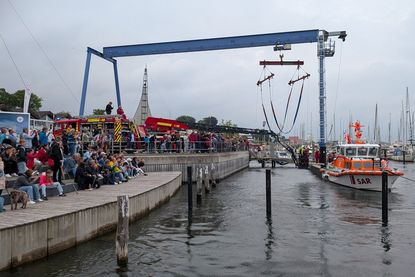 Im Grömitzer Yachthafen zeigte die Blaulichtfamilie eindrucksvoll ihre Zusammenarbeit.