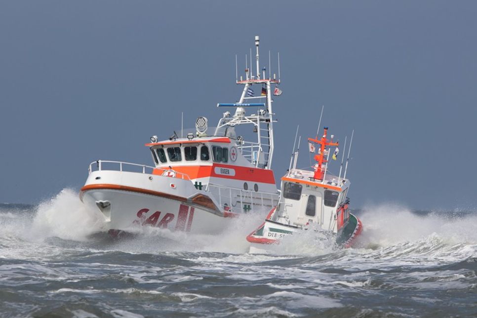 Der Seenotrettungskreuzer EUGEN der DGzRS-Station Norderney bei einer Vorführung mit dem auf Juist stationierten Seenotrettungsboot HANS DITTMER.