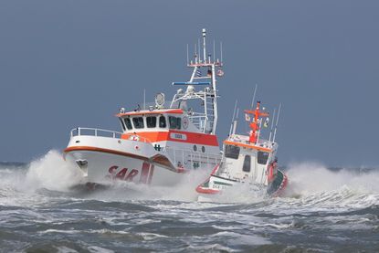 Der Seenotrettungskreuzer EUGEN der DGzRS-Station Norderney bei einer Vorführung mit dem auf Juist stationierten Seenotrettungsboot HANS DITTMER.