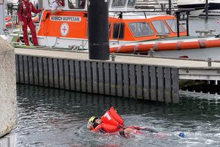 Die Schwimmausrüstung hat den Materialtest bestanden.