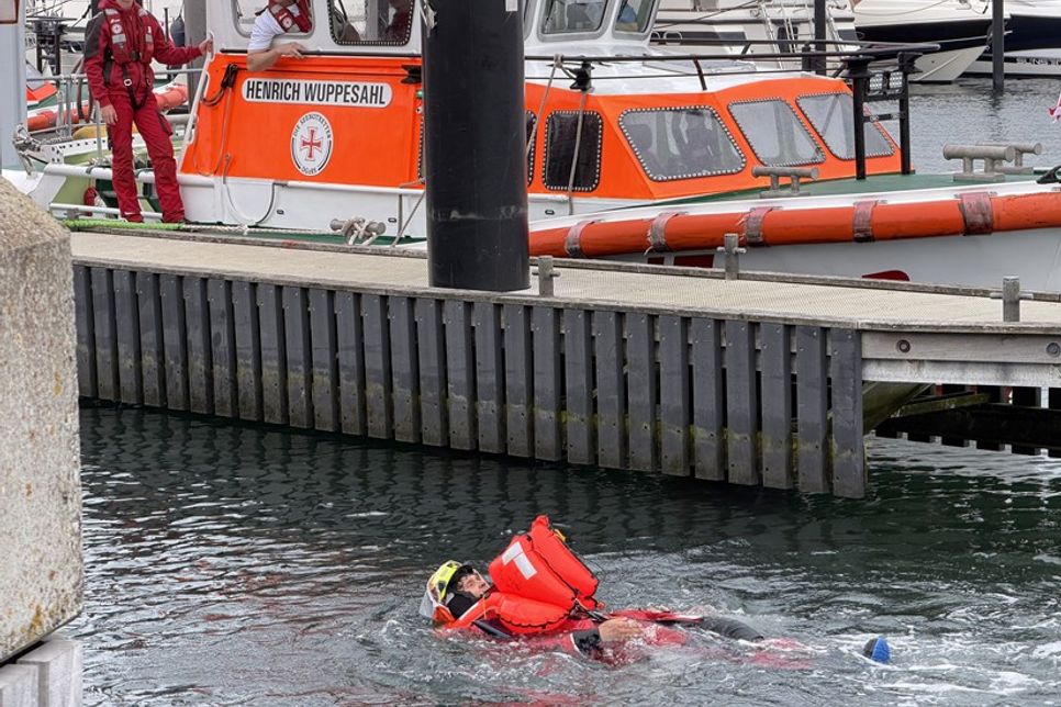 Die Schwimmausrüstung hat den Materialtest bestanden.