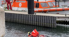 Die Schwimmausrüstung hat den Materialtest bestanden.