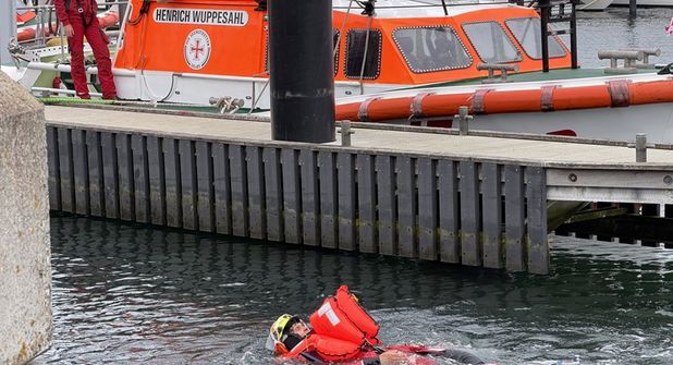 Die Schwimmausrüstung hat den Materialtest bestanden.