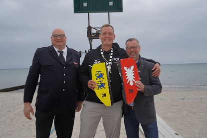 Neuer König Simon Ruge (Mitte), eingerahmt von Bürgermeister Stefan Schwardt (re.) und Gemeindewehrführer Hans-Werner Landschoof.