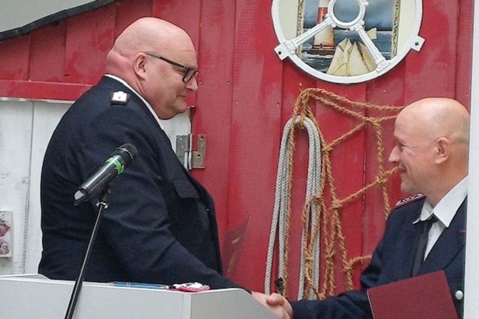 Hans-Werner Landschoof bei der Beförderung von Arne Puck (re.) zum Löschmeister.