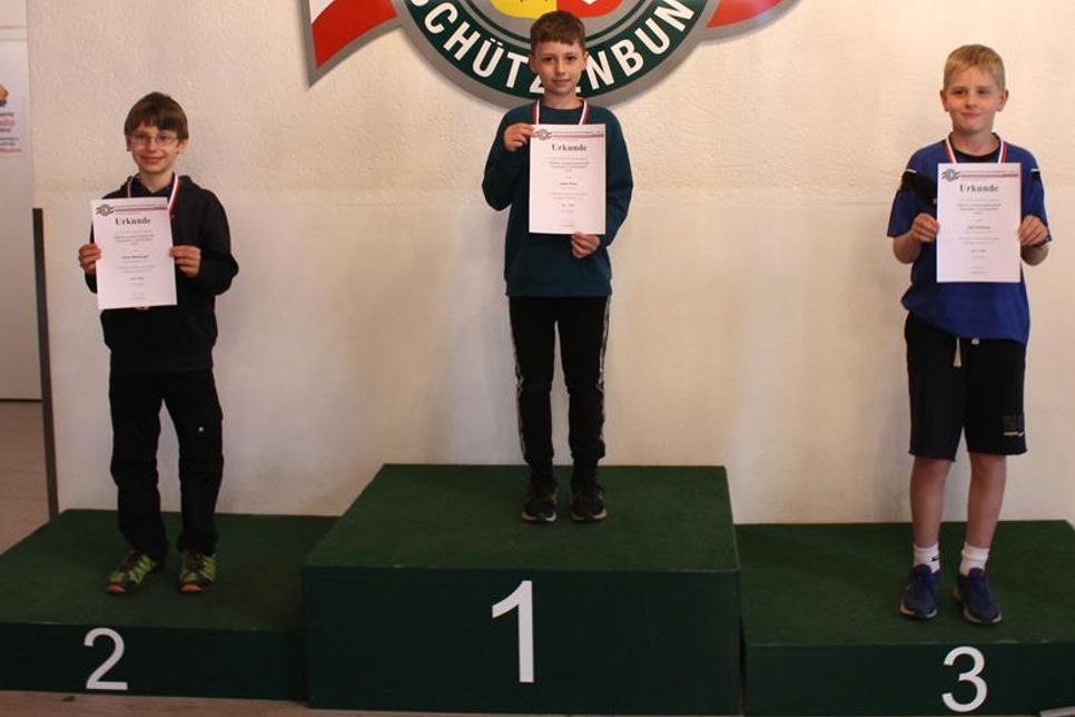 Siegerehrung Lichtpunktschützen (v. lks.): Olliver Meisburger (Lensahner Schützengilde, Jaden Brien (Hohner SV Eintracht) und Tjalf Schöning (Lensahner Schützengilde).