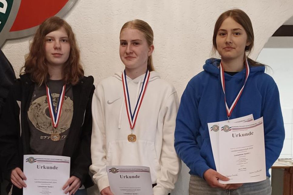 Bronzemedaillen-Gewinnerinnen in der Luftgewehr-Mannschaftswertung der Schüler: Leonie Lotte Meisburger, Jarla Schöning und Annabelle Berg (v. lks.).