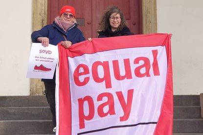 Sylvia Böttcher und Natalia von Levetzow (v. lks.) setzen sich für faire Arbeitsbedingungen und mehr Geschlechtergerechtigkeit ein.
