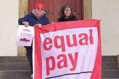 Sylvia Böttcher und Natalia von Levetzow (v. lks.) setzen sich für faire Arbeitsbedingungen und mehr Geschlechtergerechtigkeit ein.