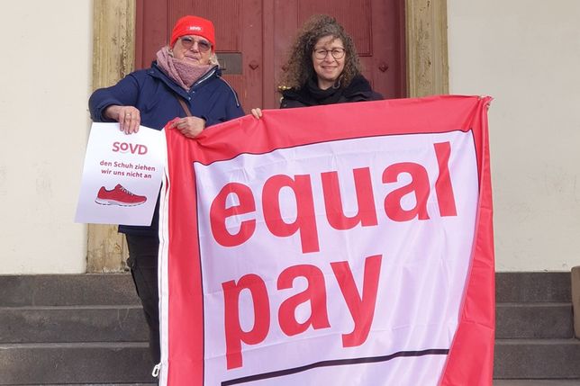 Sylvia Böttcher und Natalia von Levetzow (v. lks.) setzen sich für faire Arbeitsbedingungen und mehr Geschlechtergerechtigkeit ein.