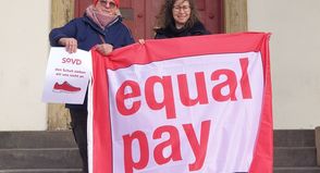 Sylvia Böttcher und Natalia von Levetzow (v. lks.) setzen sich für faire Arbeitsbedingungen und mehr Geschlechtergerechtigkeit ein.