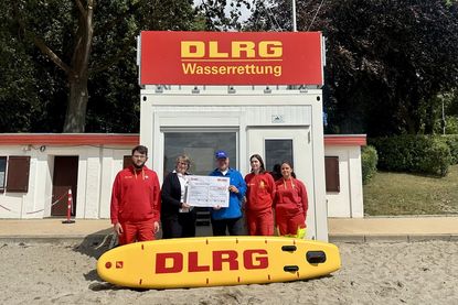 Freuen sich über die Spende für die DLRG Neustadt: Rettungsschwimmer Arne Stoehr, Vorsitzende Regina Block, famila-Warenhausleiter Oliver Wagner sowie die Rettungsschwimmerinnen Elsa Baumgarten und Lena Pingel (v. lks.).