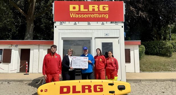 Freuen sich über die Spende für die DLRG Neustadt: Rettungsschwimmer Arne Stoehr, Vorsitzende Regina Block, famila-Warenhausleiter Oliver Wagner sowie die Rettungsschwimmerinnen Elsa Baumgarten und Lena Pingel (v. lks.).