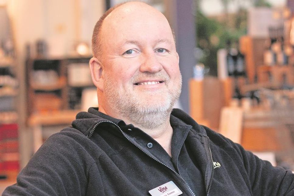 Filialleiter Dennis Sinner und sein Team kennen sich aus mit gutem Wein und beraten ihre Kundinnen und Kunden gern.