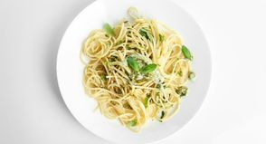 Eine leckere und sommerliche Zitronen-Basilikum-Pasta ist bei den heißen Temperaturen genau das Richtige.