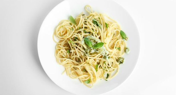 Eine leckere und sommerliche Zitronen-Basilikum-Pasta ist bei den heißen Temperaturen genau das Richtige.