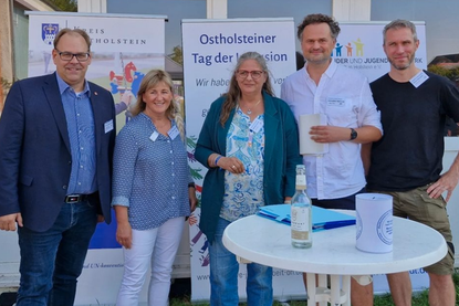 Neustadts Bürgermeister Mirko Spieckermann mit dem Orga-Kernteam: (von links nach rechts): Sabine Pitschmann, Ergänzende unabhängige Teilhabeberatung Ostholstein (EUTB); Martina Scheel, Vorsitzende des Beirats für Menschen mit Behinderung im Kreis Ostholstein und Behindertenbeauftragte der Stadt Oldenburg in Holstein, Sebastian Bertram, Plattform Inklusive Jugendarbeit in Ostholstein (KJN Neustadt), und Oliver Scheplitz, Mittler im Sozialraum Neustadt für Haus Rosengarten (Hamburger Lebenshilfe-Werk gGmbH) und Floorball-Spartenleiter TSV Neustadt.